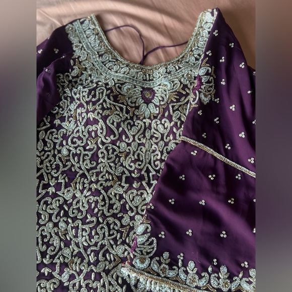 Indian high and low dress filled with heavy embroidery - Picture 2 of 12